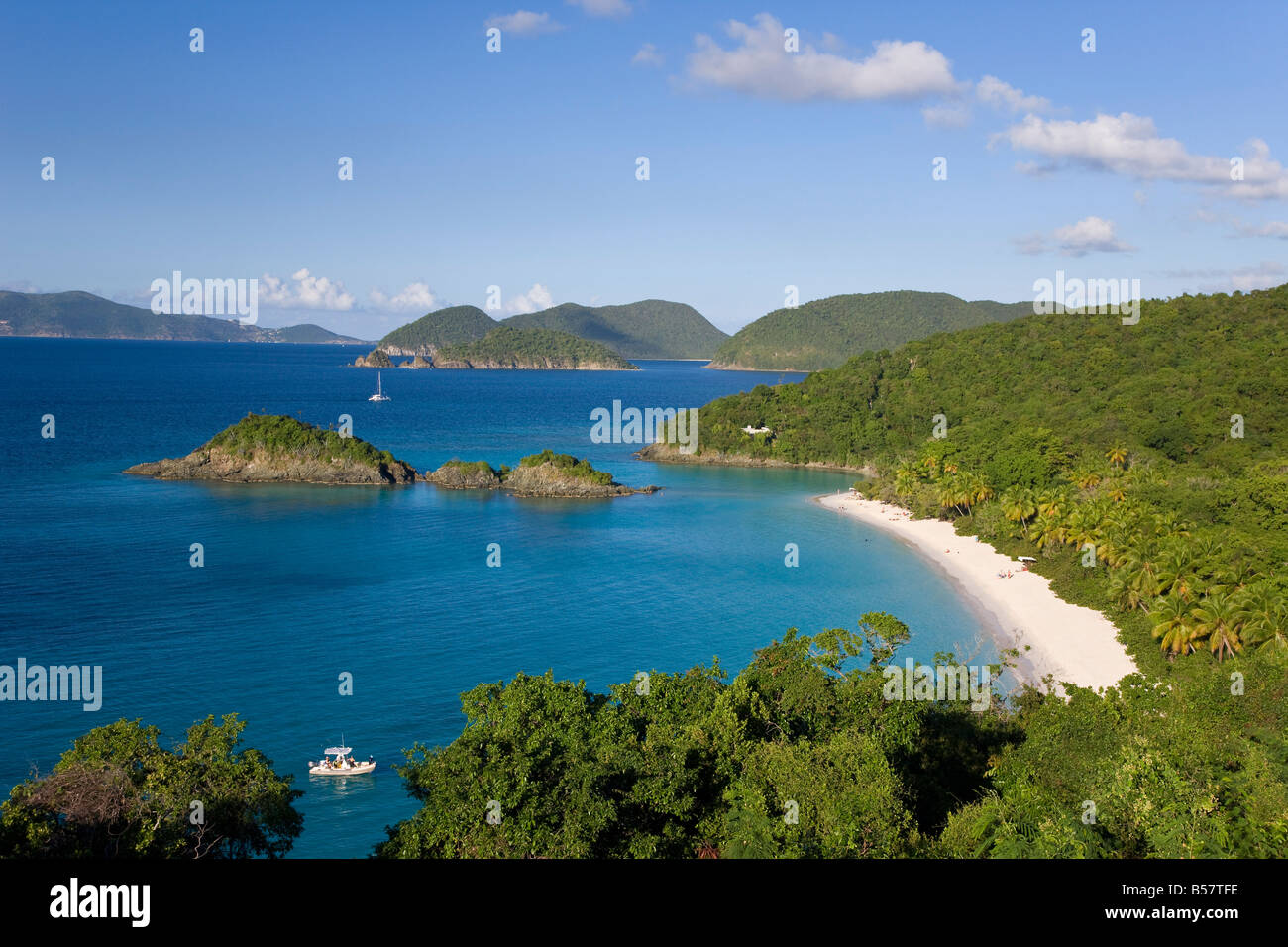 Vista in elevazione sopra la spiaggia famosa in tutto il mondo a Trunk Bay, San Giovanni, U.S. Isole Vergini, West Indies, dei Caraibi e America centrale Foto Stock