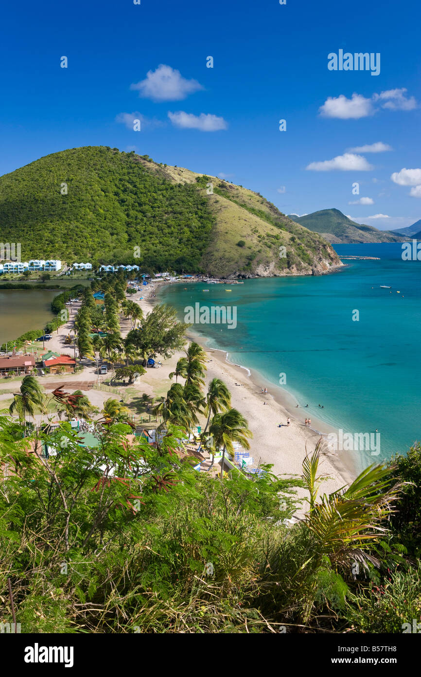 Vista su Frigate Bay Beach sulla calma dei Caraibi-lato dell'istmo, Frigate Bay, Saint Kitts, Isole Sottovento, dei Caraibi Foto Stock