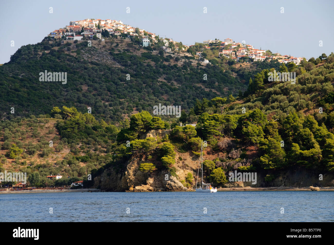 Vecchia Alonissos sulla collina, Alonissos, Isole Sporadi, isole greche, Grecia, Europa Foto Stock