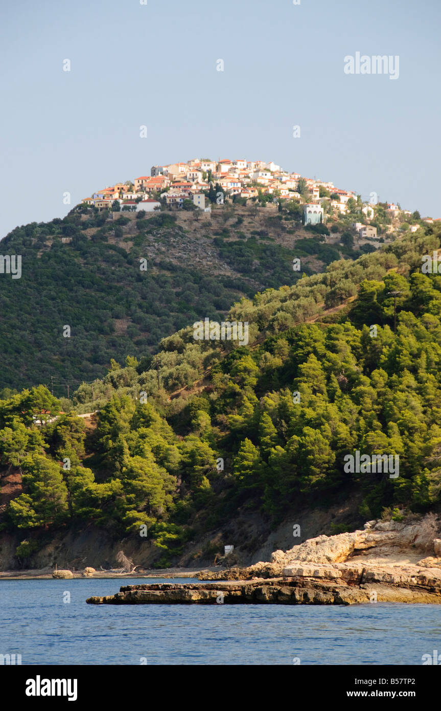 Vecchia Alonissos sulla collina, Alonissos, Isole Sporadi, isole greche, Grecia, Europa Foto Stock