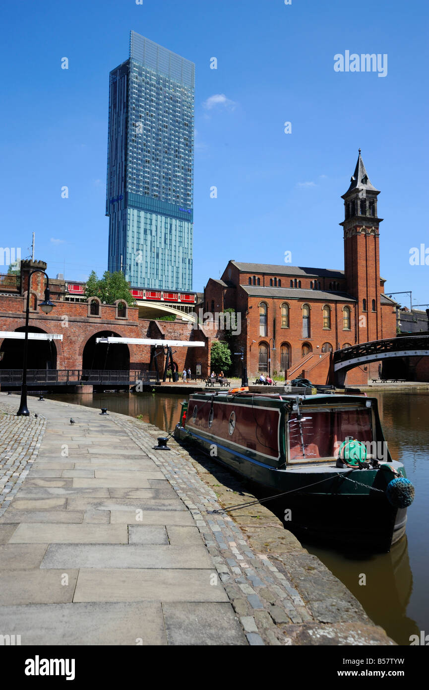 Canal Boat a Castlefield con il Beetham Tower in background, Manchester, Inghilterra, Regno Unito, Europa Foto Stock