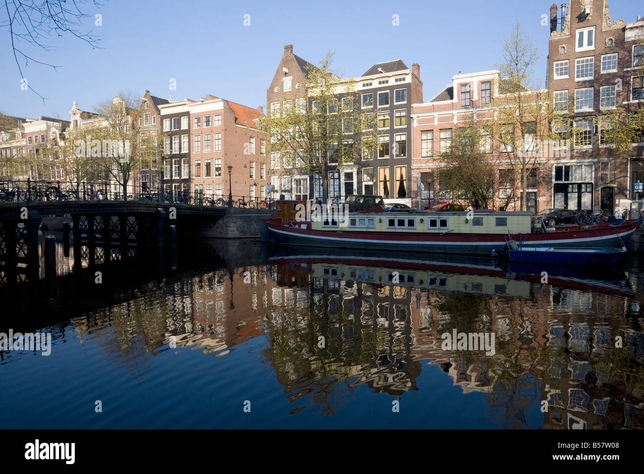 Case lungo il canale Singel, Amsterdam, Paesi Bassi, Europa Foto Stock