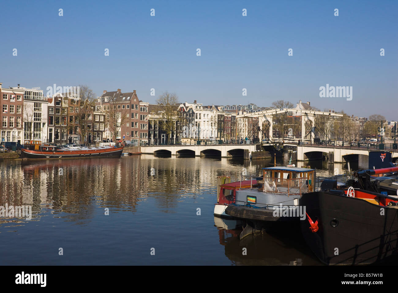 Il Fiume Amstel e Magere Bridge, Amsterdam, Paesi Bassi, Europa Foto Stock