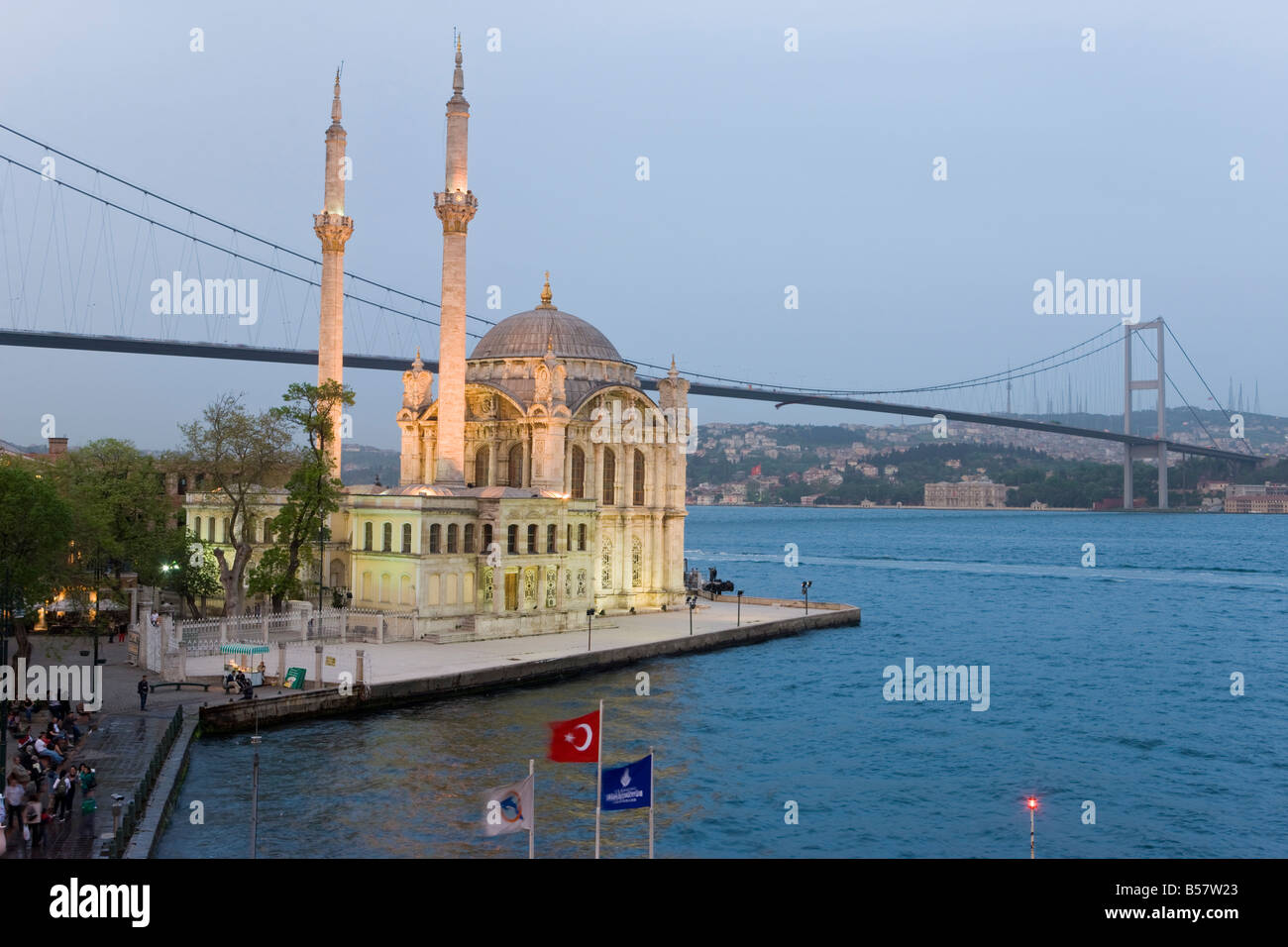 Vista in elevazione al di sopra sul Ponte sul Bosforo e Ortakoy Camii moschea nel trendy quartiere di Ortakoy, Istanbul Foto Stock
