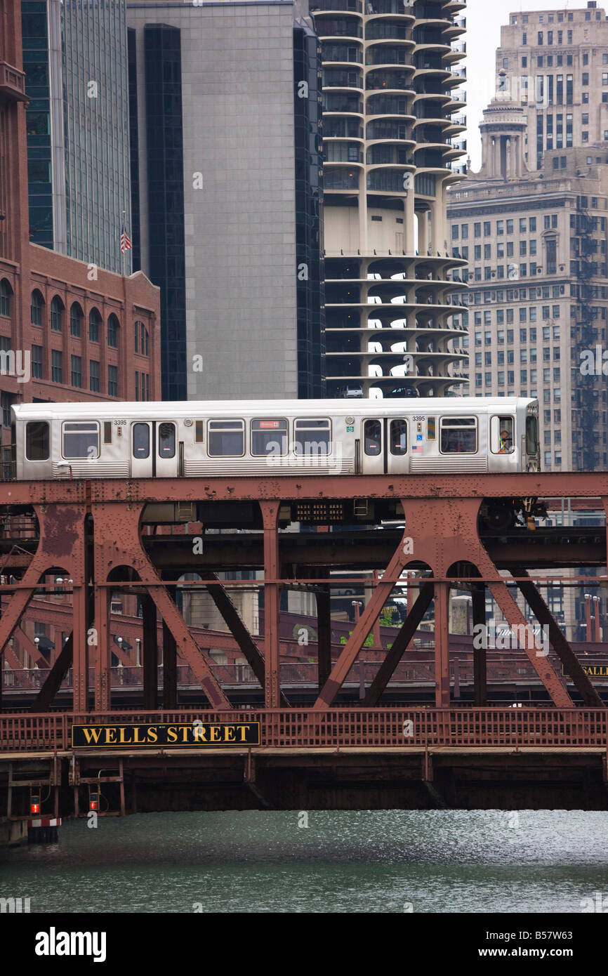 Un treno El sul treno di elevata di attraversamento del sistema Wells Street Bridge, Chicago, Illinois, Stati Uniti d'America Foto Stock