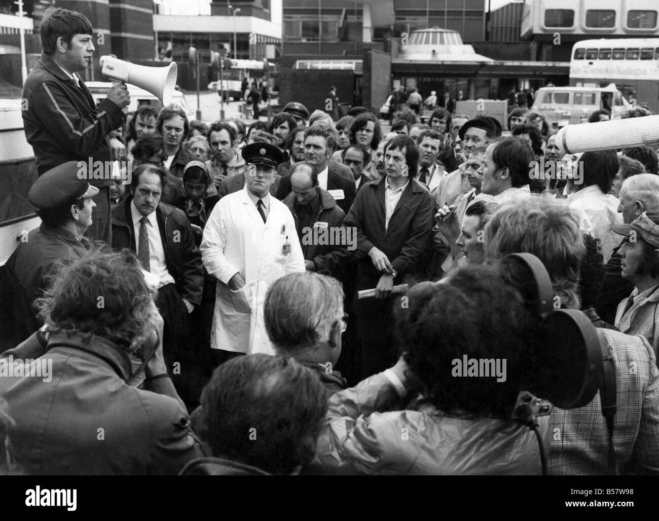 Riunione Unione all' Aeroporto di Heathrow discutendo l arresto dei caricatori TWA per presunte pilfering dai sacchi postali. Agosto 1973 Foto Stock