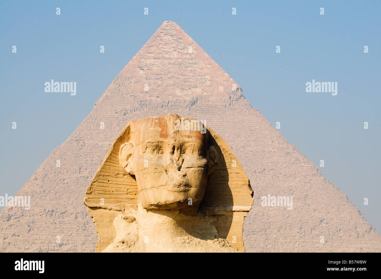 La sfinge e la piramide di Khafre (Chephren), Giza, Sito Patrimonio Mondiale dell'UNESCO, vicino a Il Cairo, Egitto, Africa Settentrionale, Africa Foto Stock