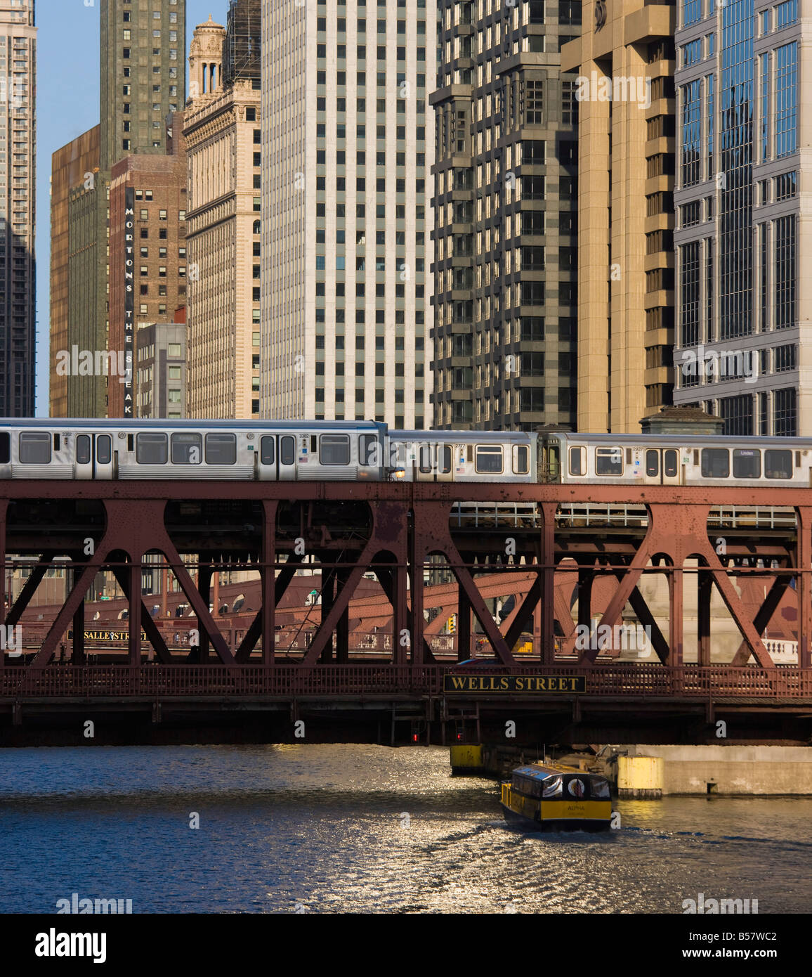 Un treno El sul treno di elevata di attraversamento del sistema Wells Street Bridge, Chicago, Illinois, Stati Uniti d'America Foto Stock