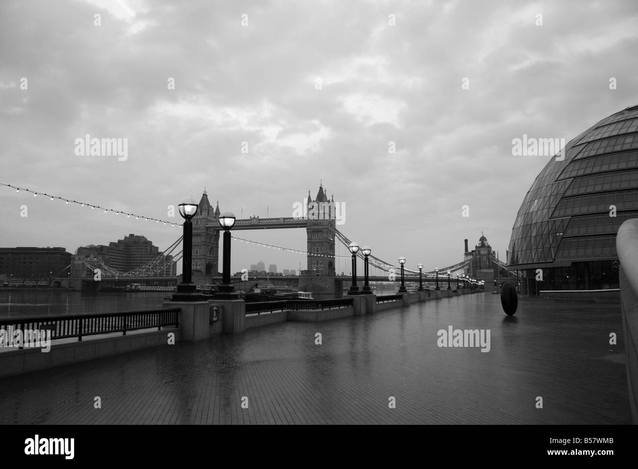 Il municipio e il Tower Bridge di Londra, Inghilterra, Regno Unito, Europa (bianco e nero) Foto Stock