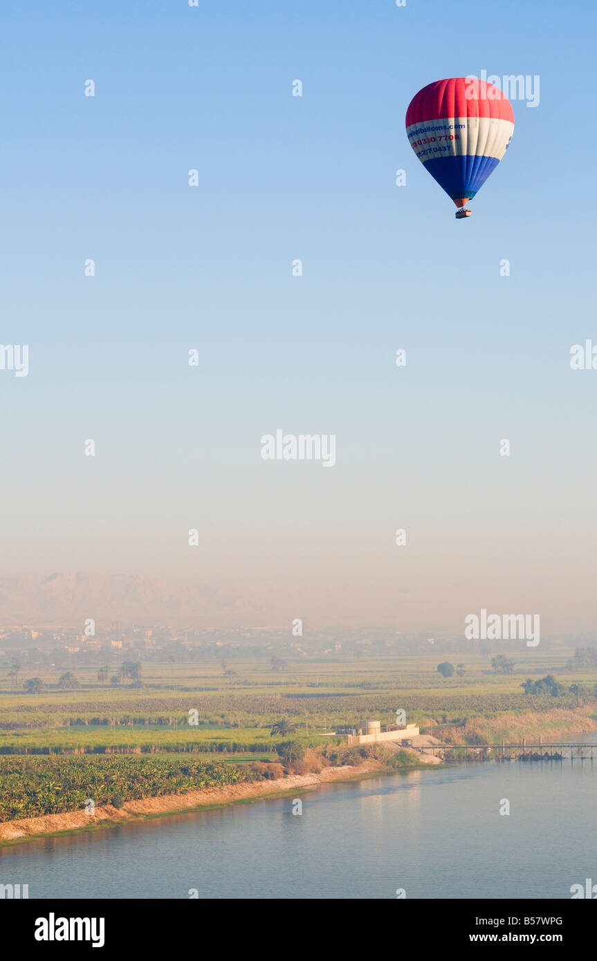 Il palloncino sul Fiume Nilo, Luxor, Egitto, Africa Settentrionale, Africa Foto Stock
