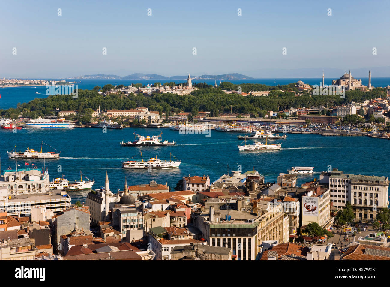 Vista in elevazione sul Bosforo e Sultanahmet dalla Torre di Galata, Istanbul, Turchia, Europa Foto Stock