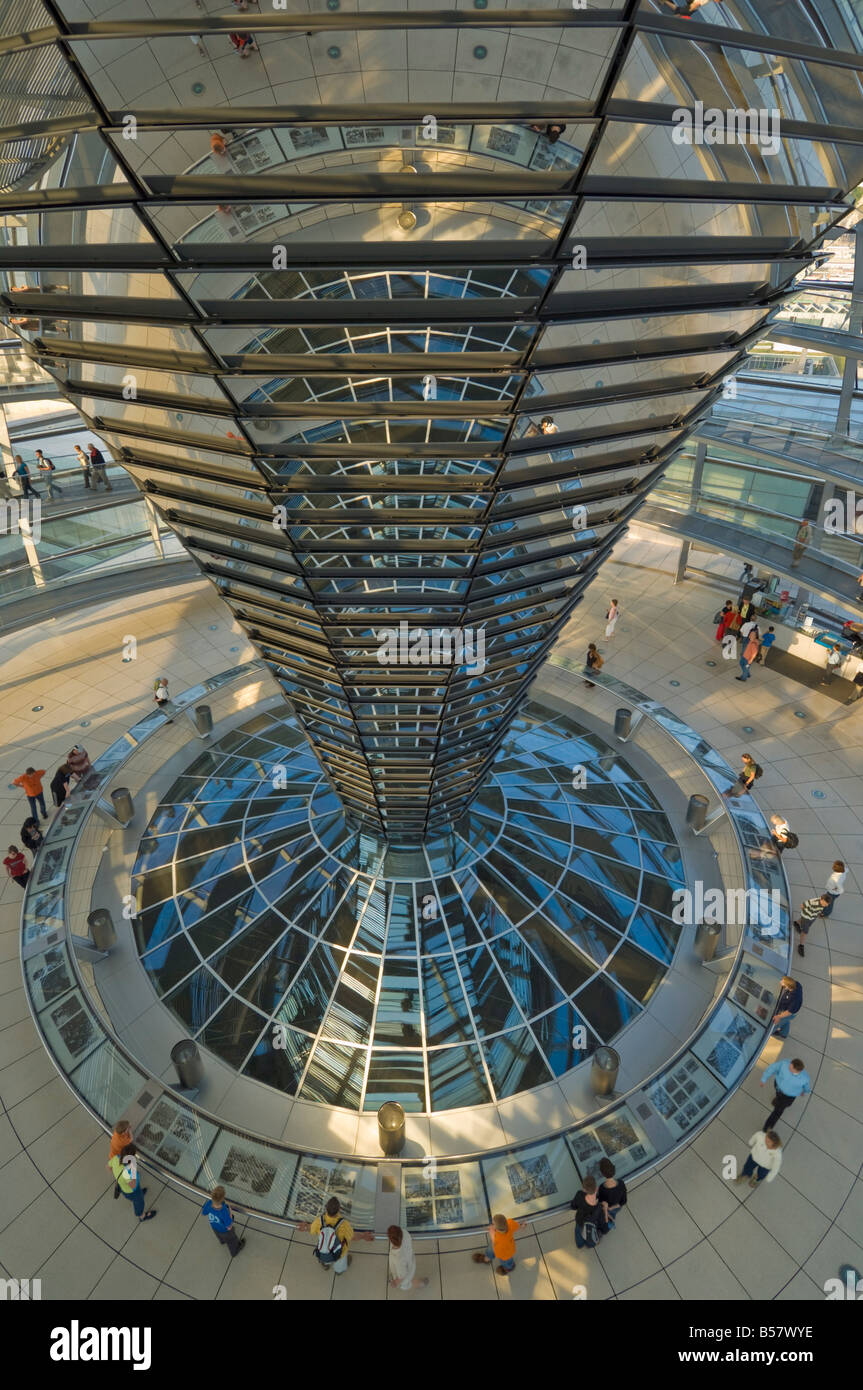 A forma di cono in imbuto la cupola dome, Berlino, Germania Foto Stock