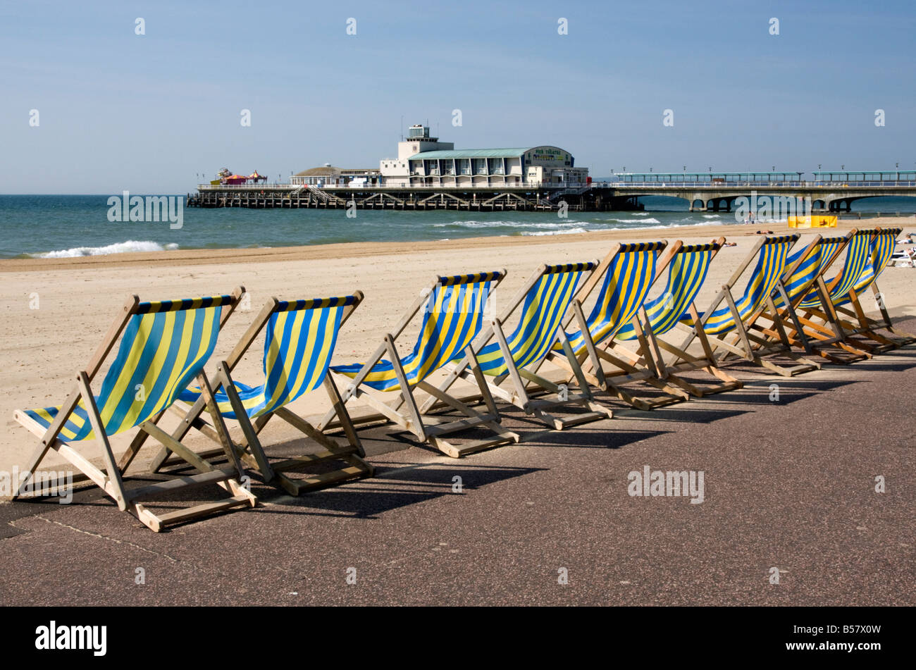 Bournemouth East Beach, sedie a sdraio e Pier, Dorset, England, Regno Unito, Europa Foto Stock