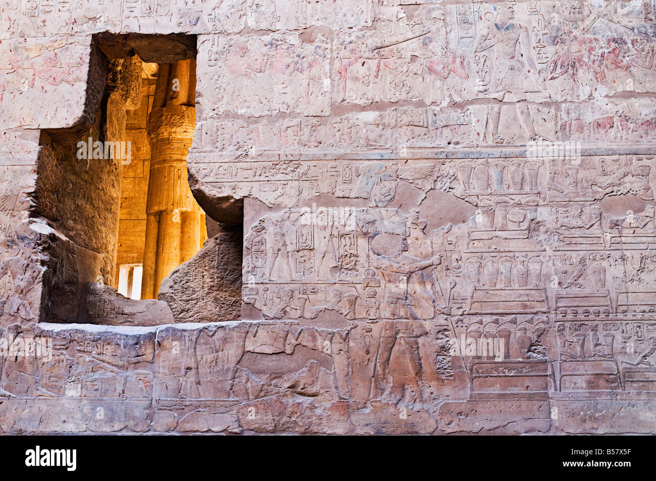 Dettaglio della parete in corrispondenza del Tempio di Luxor, Luxor, Tebe, Sito Patrimonio Mondiale dell'UNESCO, Medio Egitto Egitto, Africa Settentrionale, Africa Foto Stock