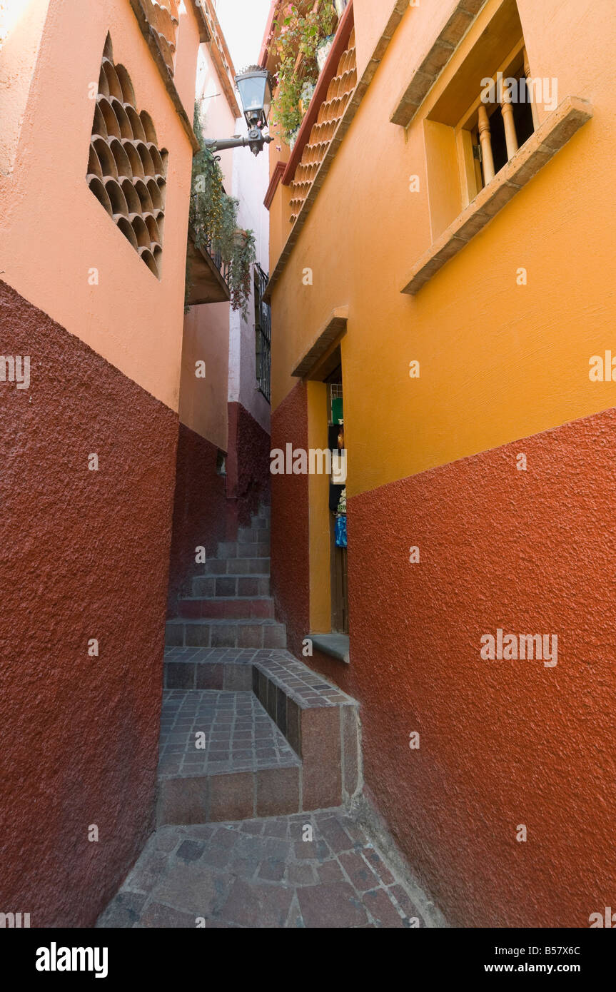 Callejon del beso così chiamato a causa della stretta balconi delle due case, Guanajuato, stato di Guanajuato, Messico Foto Stock