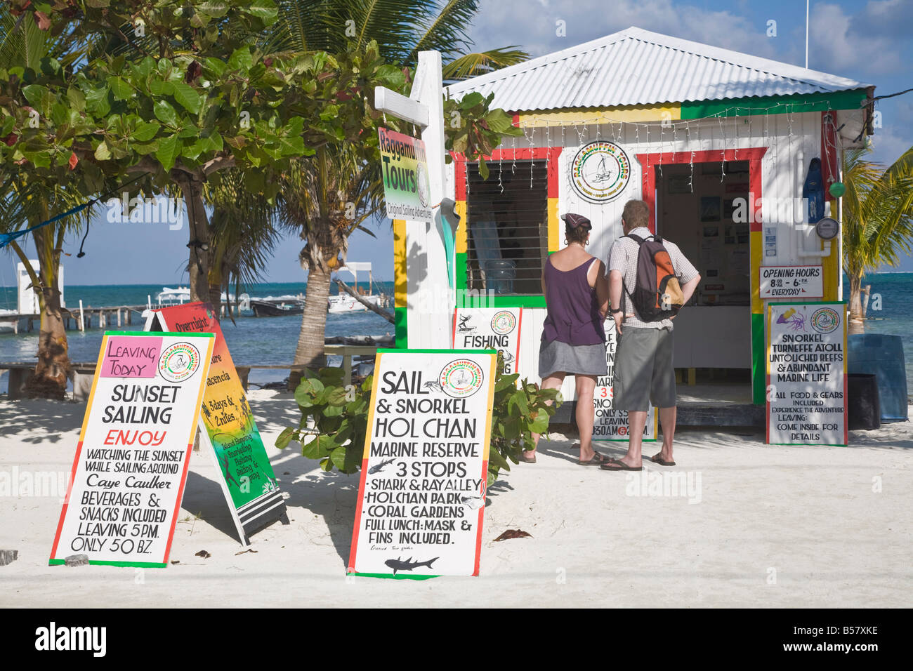 Raggamuffin Tours office sulla spiaggia Caye Caulker Belize America Centrale Foto Stock