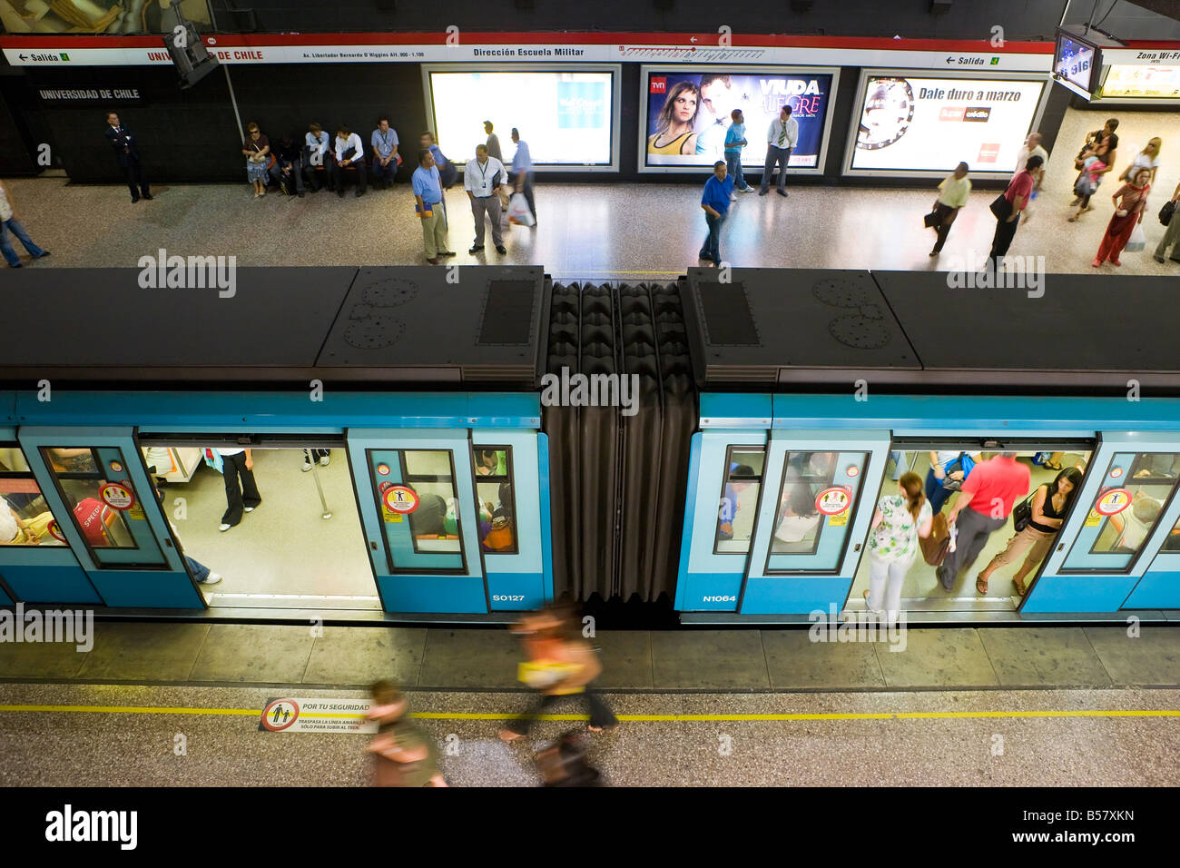 Vista in elevazione della metropolitana di Santiago, Santiago del Cile, Sud America Foto Stock