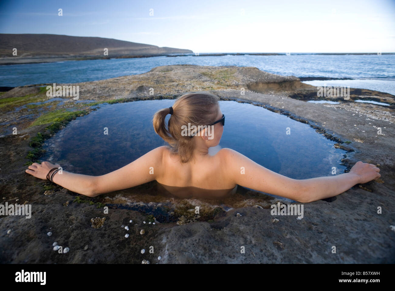 Giovane donna rilassante in una piscina naturale, Santa Cruz, Argentina, Sud America Foto Stock