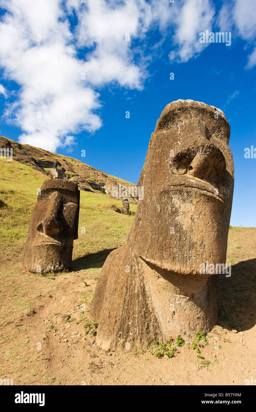 Gigante di pietra monolitica Moai statue a Rano Raraku, Rapa Nui (l'Isola di Pasqua), il Sito Patrimonio Mondiale dell'UNESCO, Cile, Sud America Foto Stock