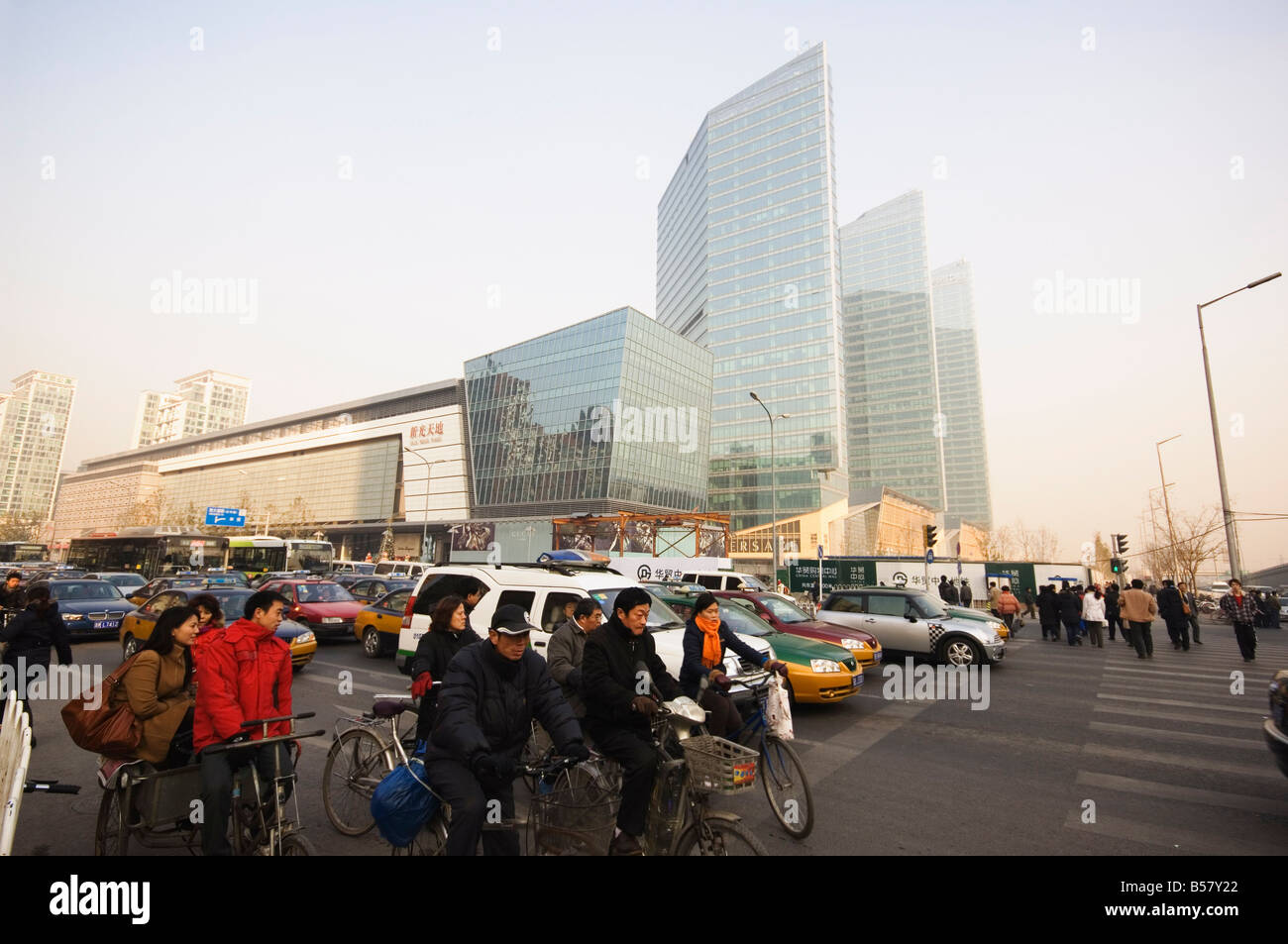 Pendolari su biciclette e automobilisti in CBD business district, area Guomao, Pechino, Cina e Asia Foto Stock