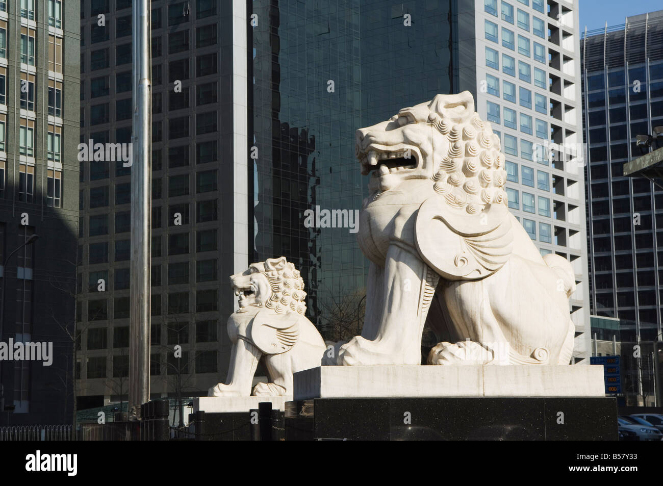 Un leone di pietra statua in CBD business district, Pechino, Cina e Asia Foto Stock