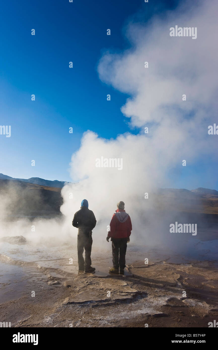 El Tatio geyser, la zona è circondato da vulcani e alimentato da 64 geyser, il Deserto di Atacama, Cile Foto Stock
