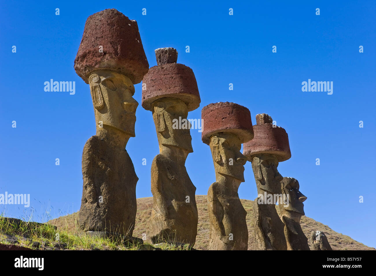 Spiaggia di Anakena, monolitico gigante di pietra Moai statue di Ahu Nau Nau, quattro dei quali hanno topknots, Rapa Nui, Cile Foto Stock