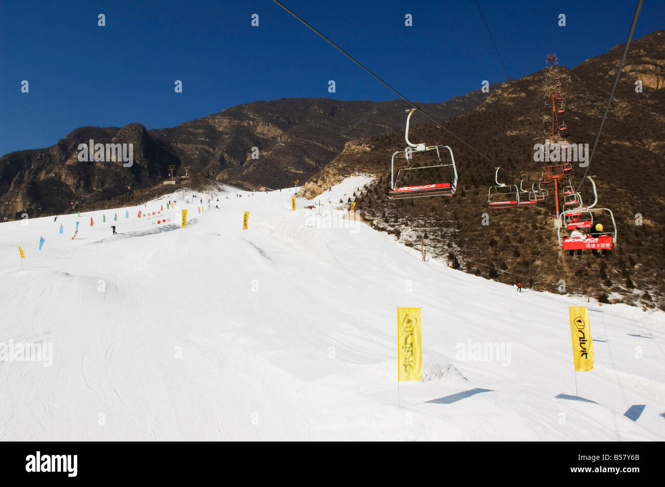 Un impianto di risalita tenendo gli sciatori fino alle pendici a Shijinglong ski resort, Pechino, Cina e Asia Foto Stock
