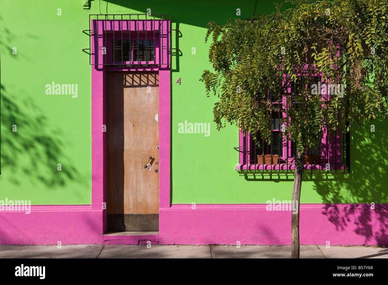 Colorfully housefronts dipinta nel cuore del quartiere trendy di Barrio Bellavista, Santiago del Cile, Sud America Foto Stock