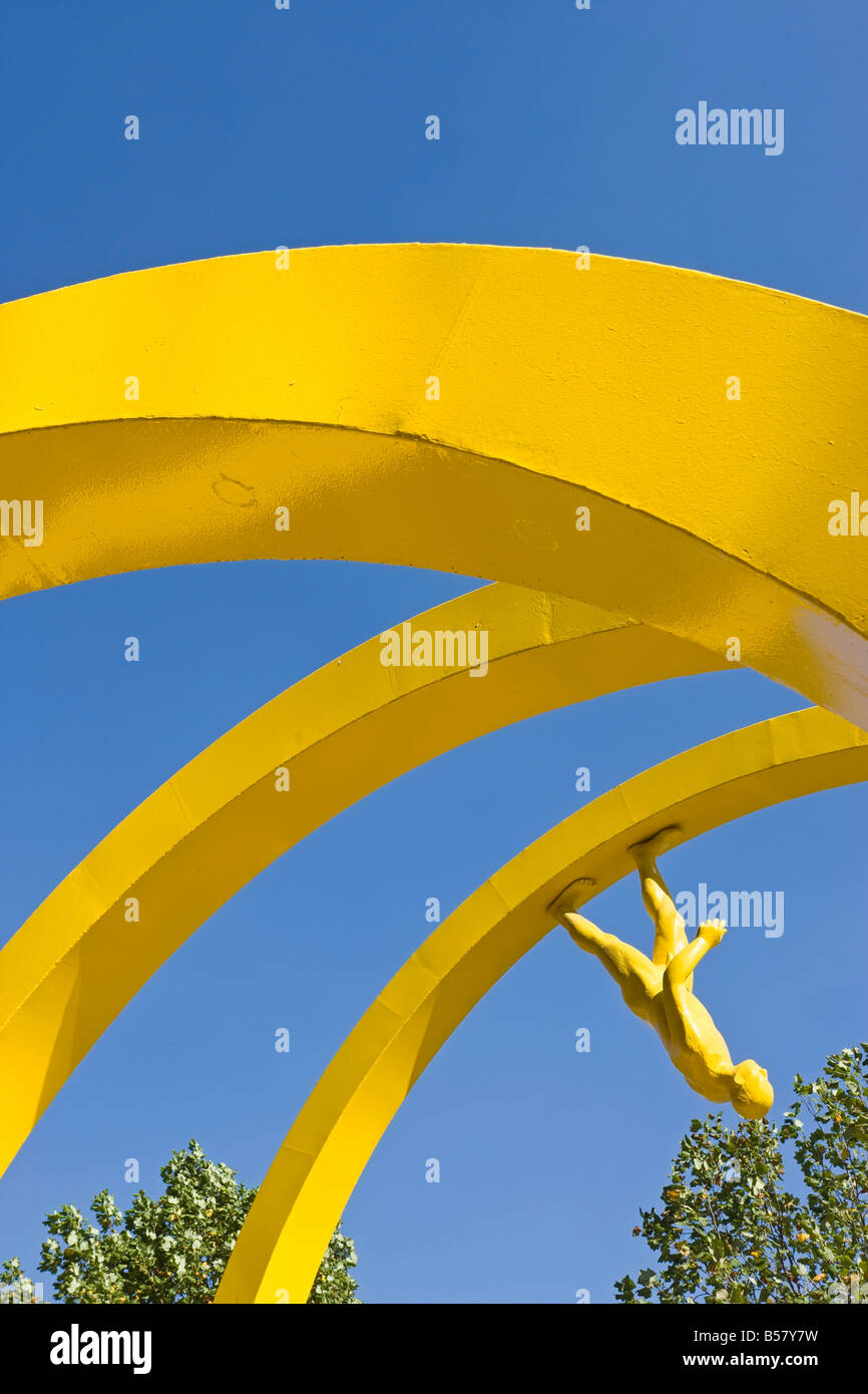 Giallo scultura a spirale nel quartiere centrale degli affari, Santiago del Cile, Sud America Foto Stock