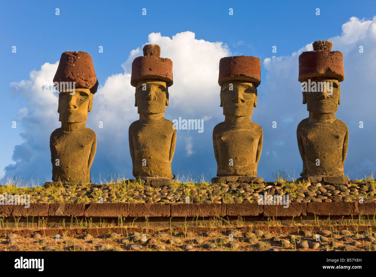 Spiaggia di Anakena, monolitico gigante di pietra Moai statue di Ahu Nau Nau, quattro dei quali hanno topknots, Rapa Nui, Cile Foto Stock