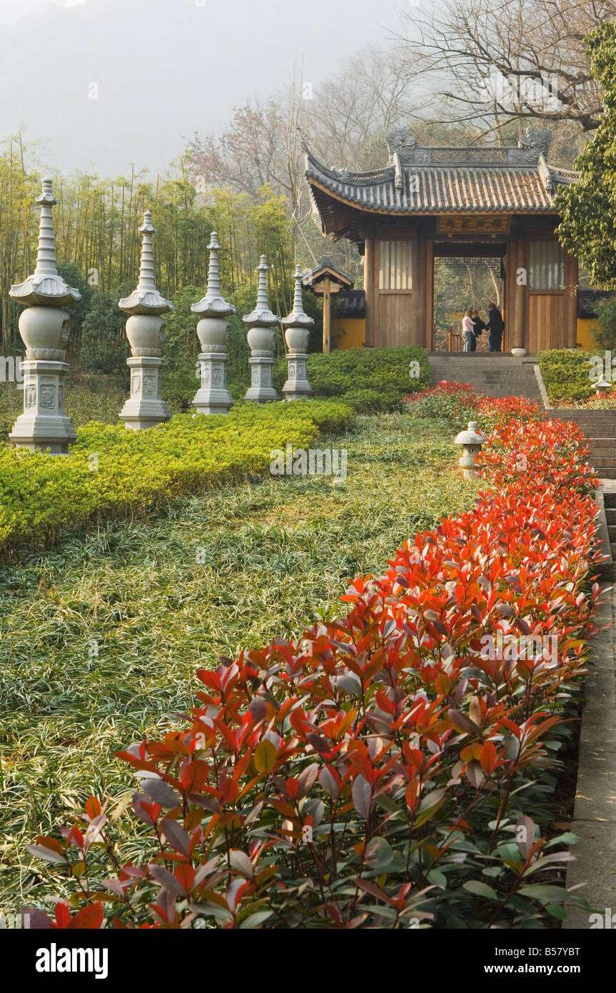 Lanterna di pietra statue presso il Tempio Lingyin Forest Park, Hangzhou, nella provincia di Zhejiang, Cina e Asia Foto Stock