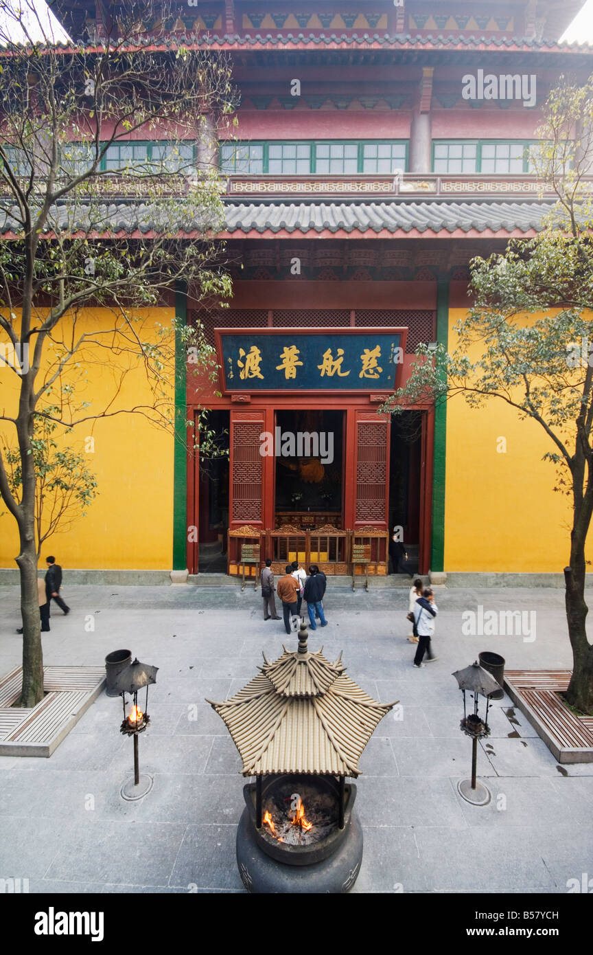 Le persone che visitano il Tempio Lingyin costruito in ANNUNCIO 326 nel Tempio Lingyin Forest Park, Hangzhou, nella provincia di Zhejiang, Cina e Asia Foto Stock