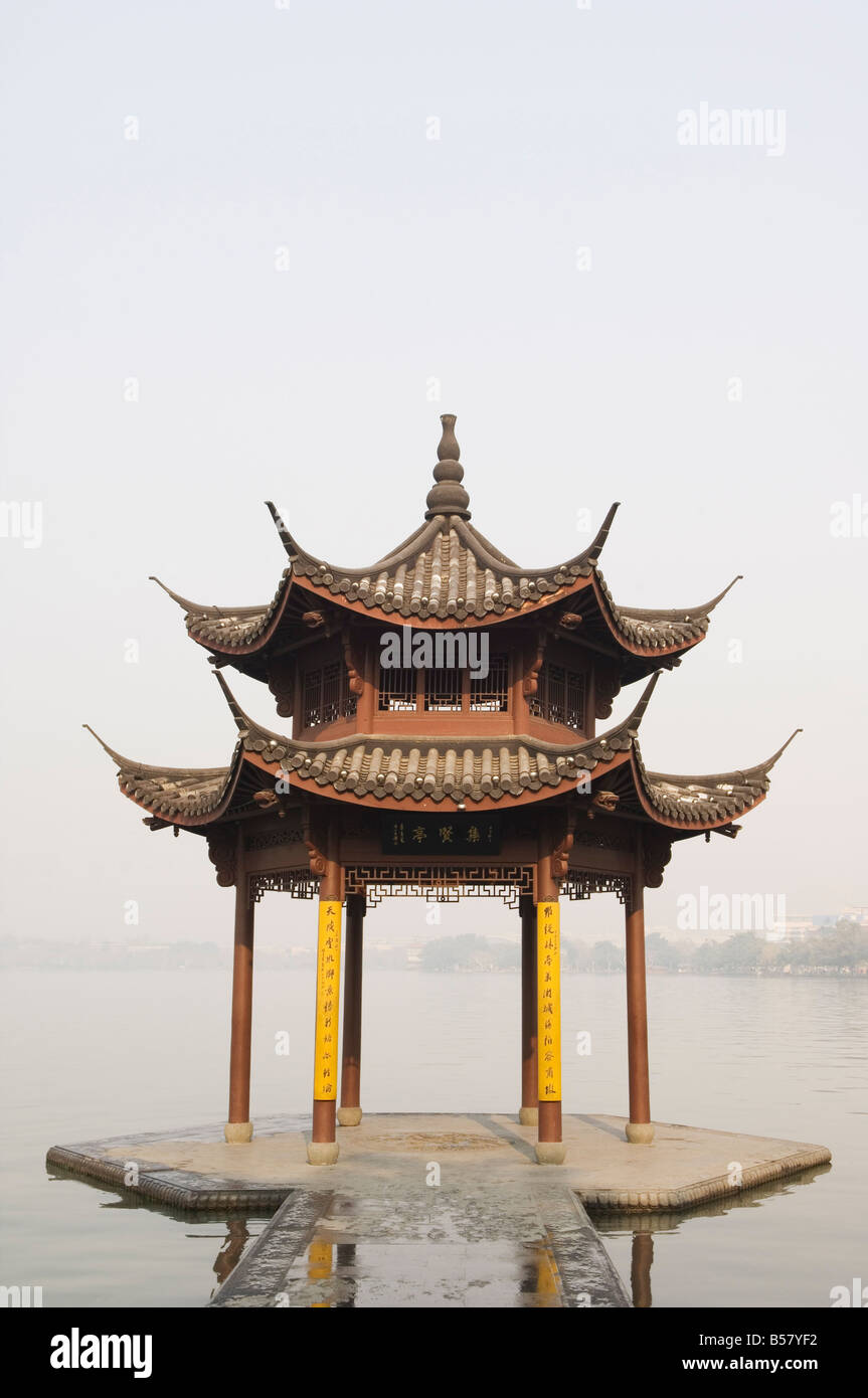 Il padiglione di mattina presto sul Lago Ovest, Hangzhou, nella provincia di Zhejiang, Cina e Asia Foto Stock