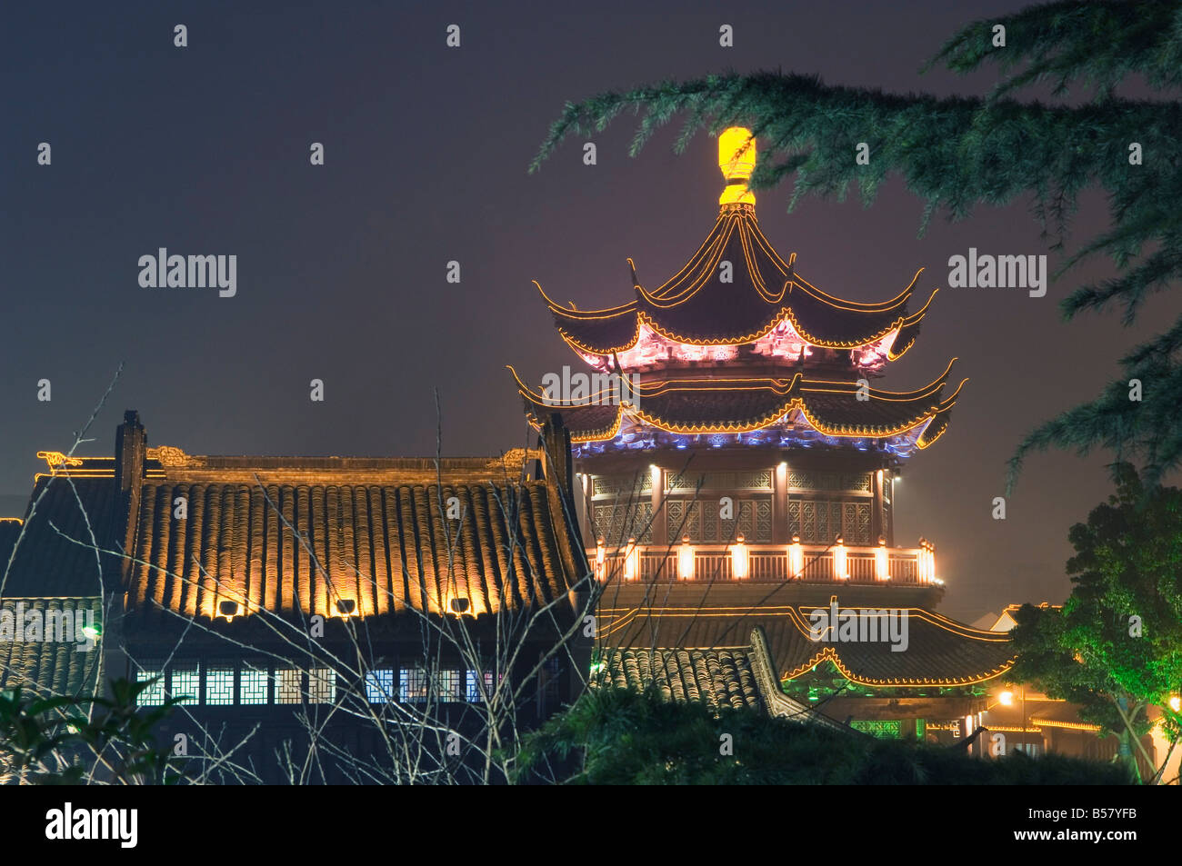 Pagoda e architettura tradizionale illuminata di notte in acqua di Shantang town, Suzhou, provincia dello Jiangsu, Cina e Asia Foto Stock