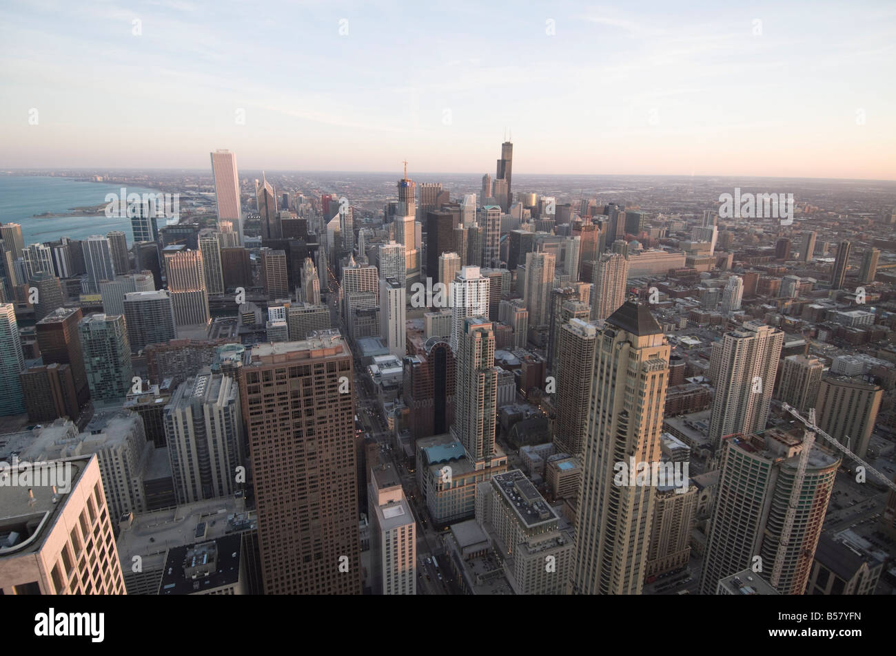 Chicago al crepuscolo presi dalla Hancock Building, Chicago, Illinois, Stati Uniti d'America, America del Nord Foto Stock