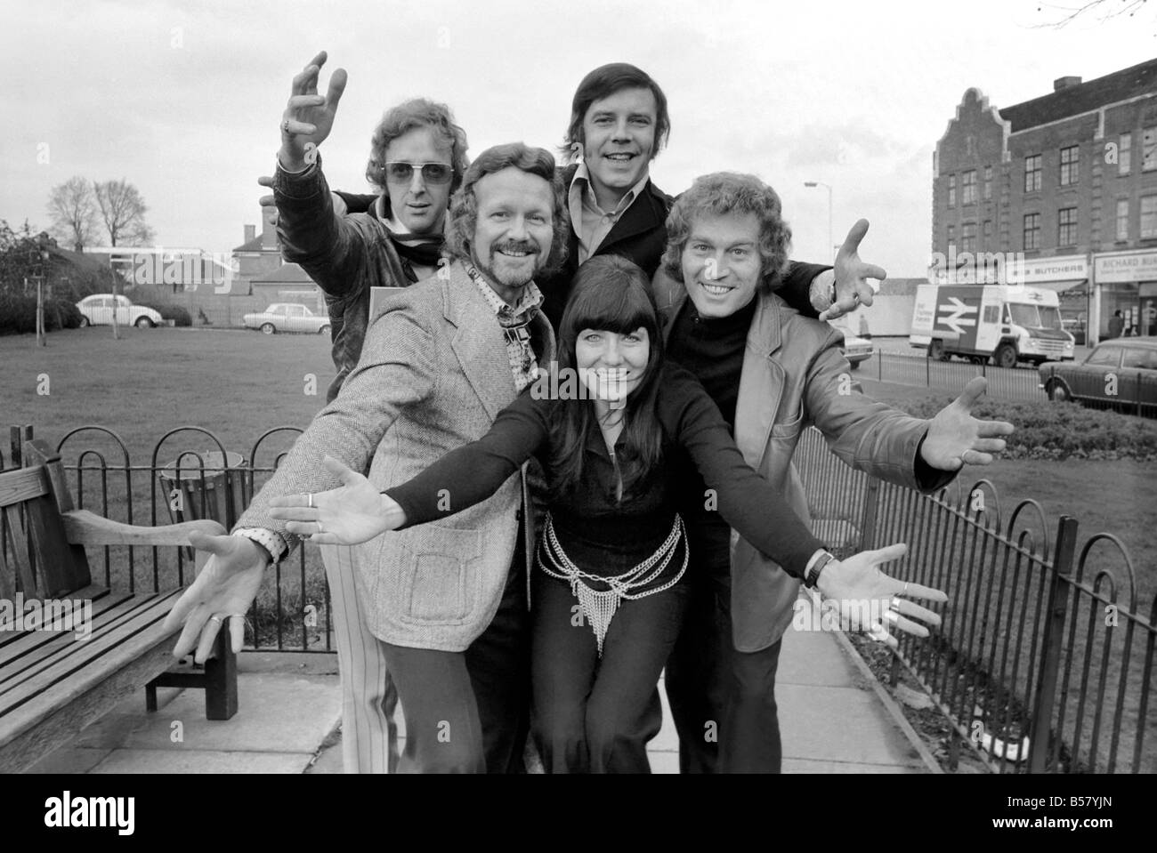 Rock and Roll funzione. Da sinistra a destra bancata posteriore: Carl Simmons, Marty Wilde. Fila centrale da sinistra a destra: Chas McDevin, Tommy Bruce. Bancata anteriore: Shirley Douglas. Gennaio 1975 75-00249-011 Foto Stock
