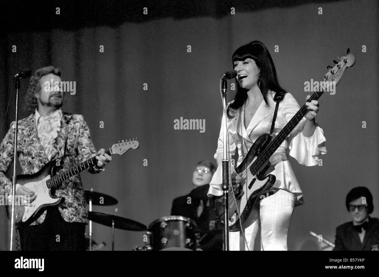 Rock and Roll funzione. Da sinistra a destra Chas McDevin e Shirley Douglas durante le loro prestazioni. Gennaio 1975 75-00249-013 Foto Stock