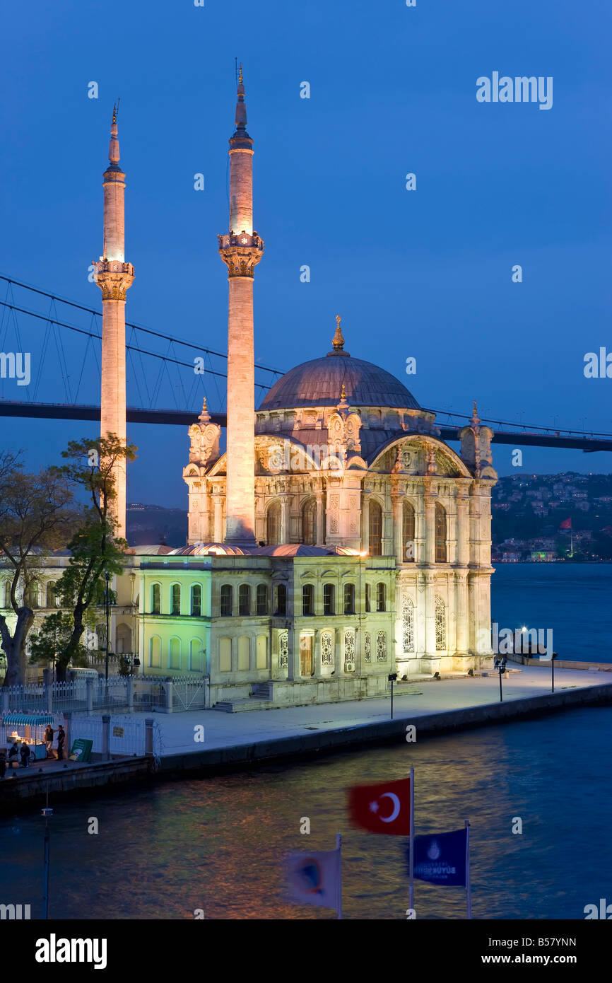 Vista sul Ponte sul Bosforo e Ortakoy Camii moschea (Buyuk Mecidiye Camii) nel trendy quartiere di Ortakoy, Istanbul Foto Stock