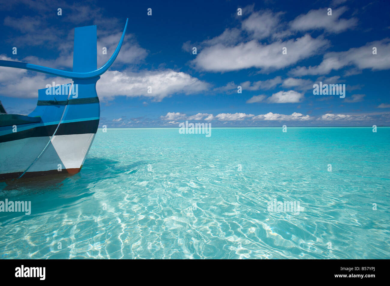 Prua della barca in acqua poco profonda, Maldive, Oceano Indiano, Asia Foto Stock
