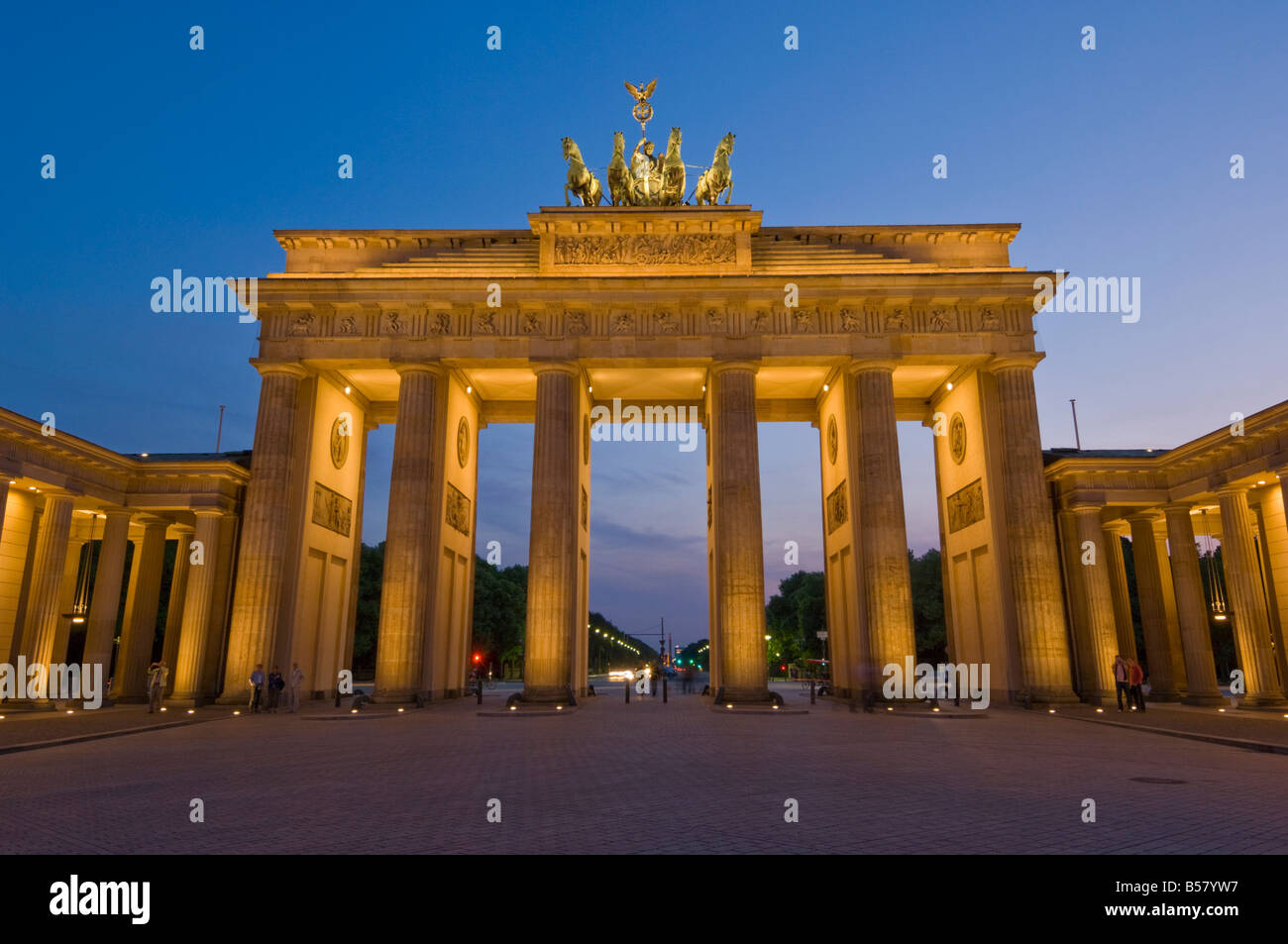 La Porta di Brandeburgo con la Quadriga vittoria alata statua in cima illuminata di notte, Pariser Platz, Berlin, Germania, Europa Foto Stock