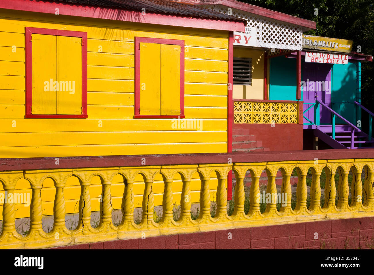 Colorate case dipinte di St. John's, Antigua, Isole Sottovento, West Indies, dei Caraibi e America centrale Foto Stock