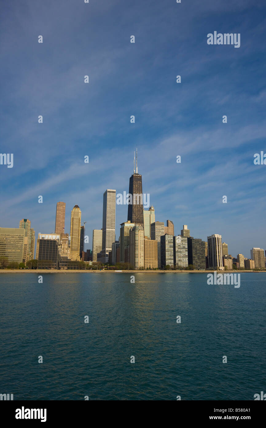 Il John Hancock Center e vicino a nord sullo skyline di Chicago dal lago Michigan, Chicago, Illinois, Stati Uniti d'America Foto Stock