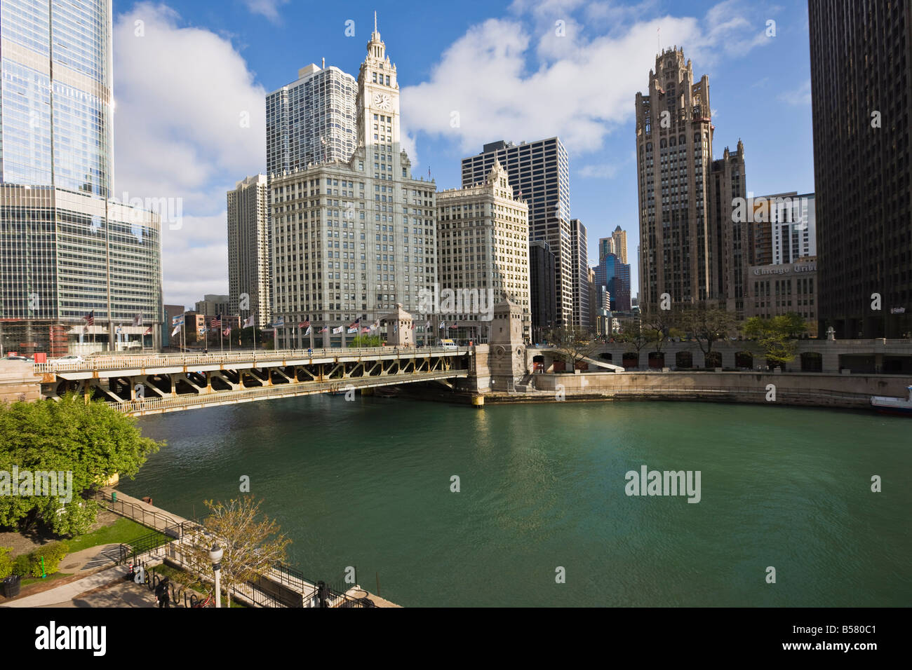 Il Wrigley Building, centro di North Michigan Avenue e del fiume Chicago, Chicago, Illinois, Stati Uniti d'America Foto Stock