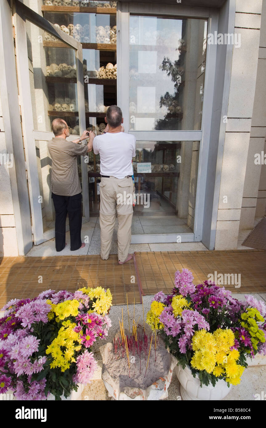 Memorial Tower con 9000 teschi su ripiani all'interno dei campi di sterminio, Choeung Ek, Phnom Penh, Cambogia, Indocina Foto Stock