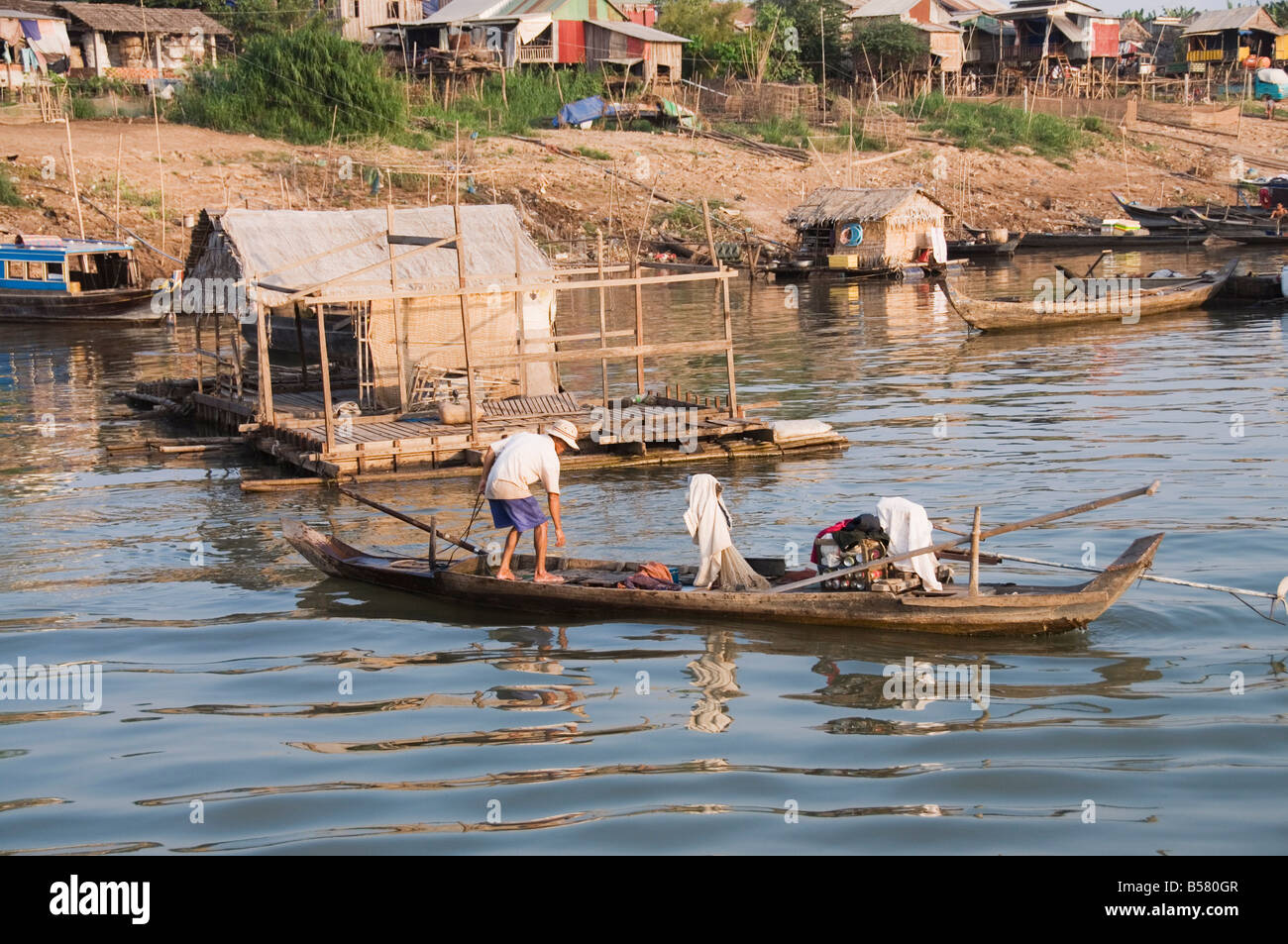 I pescatori sul fiume Mekong, Phnom Penh, Cambogia, Indocina, Asia sud-orientale, Asia Foto Stock