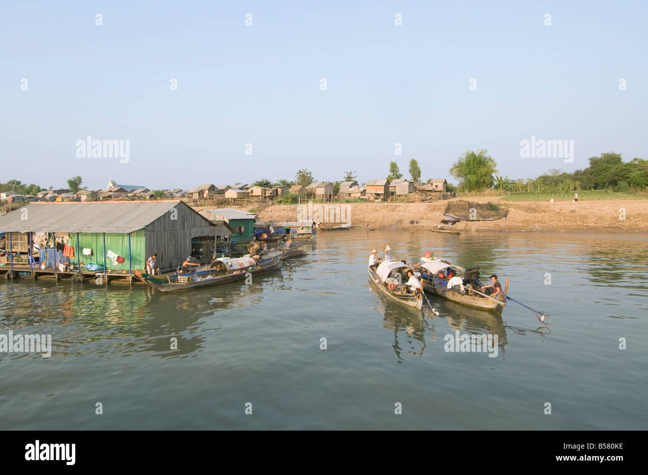 Di pescatori di casa galleggiante sul fiume Mekong, Phnom Penh, Cambogia, Indocina, Asia sud-orientale, Asia Foto Stock