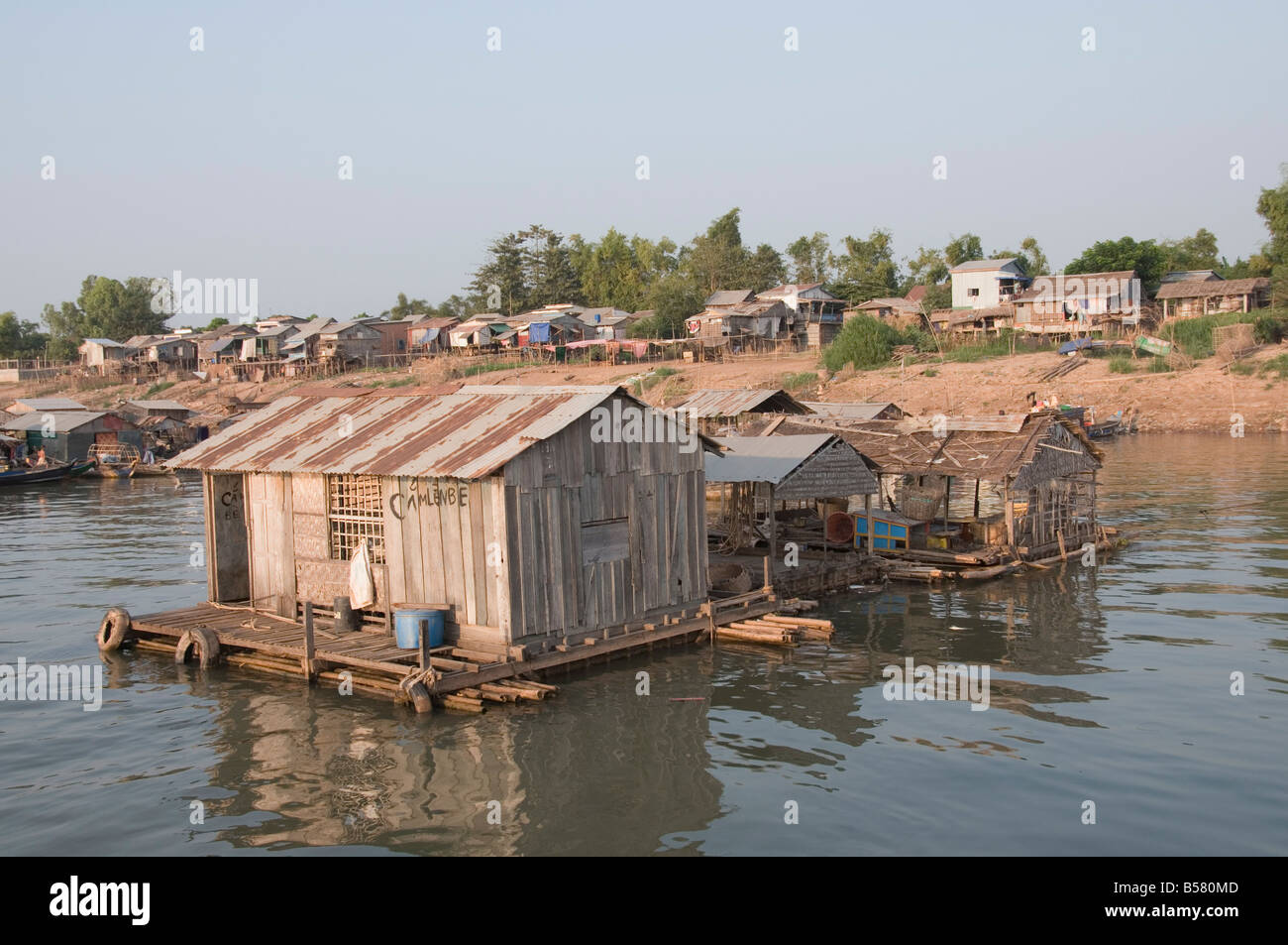 Di pescatori di casa galleggiante sul fiume Mekong, Phnom Penh, Cambogia, Indocina, Asia sud-orientale, Asia Foto Stock