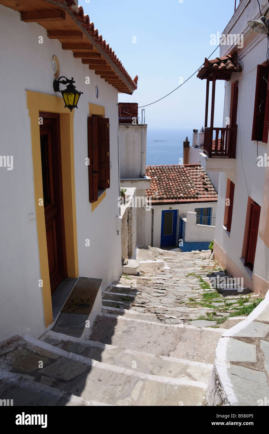 Città sulla collina di Glossa, Skopelos, Isole Sporadi, isole greche, Grecia, Europa Foto Stock
