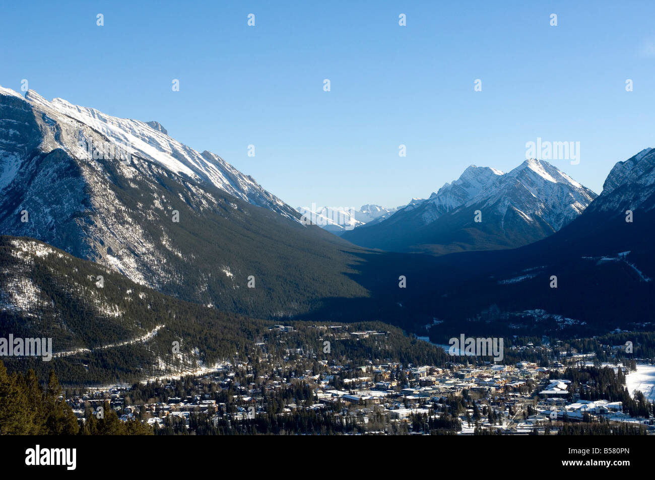 Banff circondato dalla Canadian Rocky Mountains, Alberta, Canada, America del Nord Foto Stock